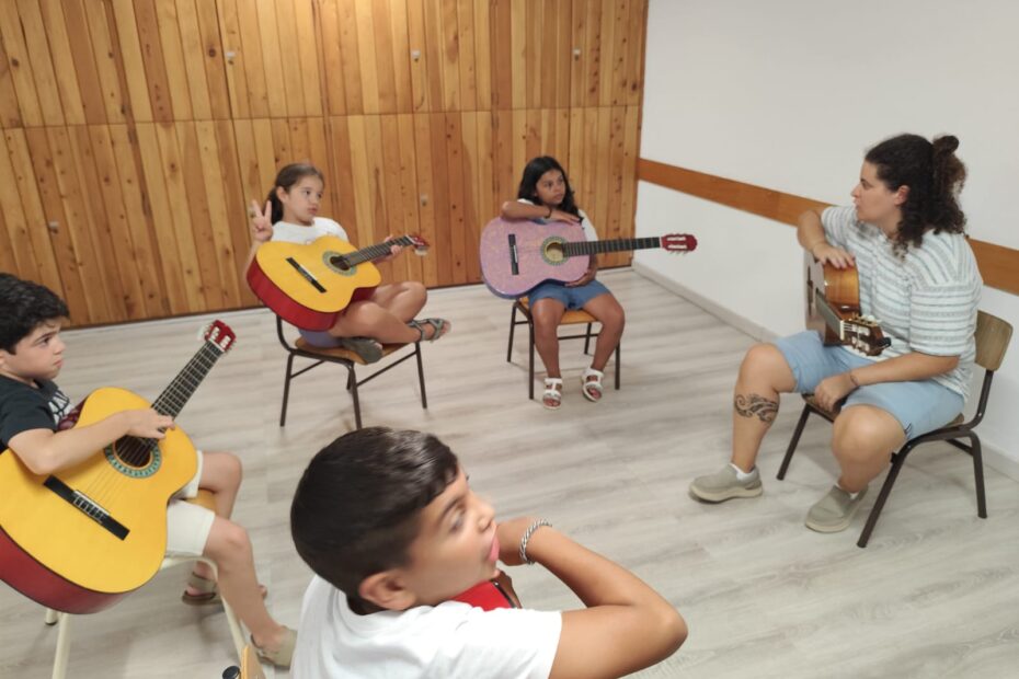 Aulas de guitarra para crianças e jovens1
