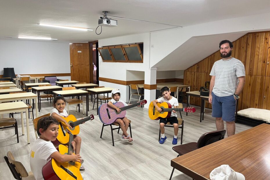 Aulas de guitarra para crianças e jovens6